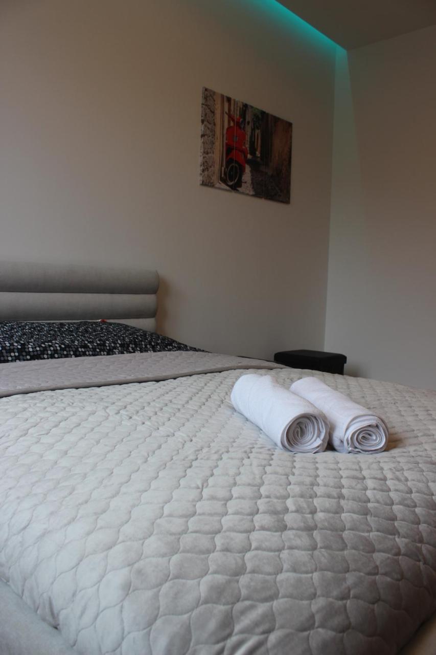 Wola Modern Black&white Apartment Krakow